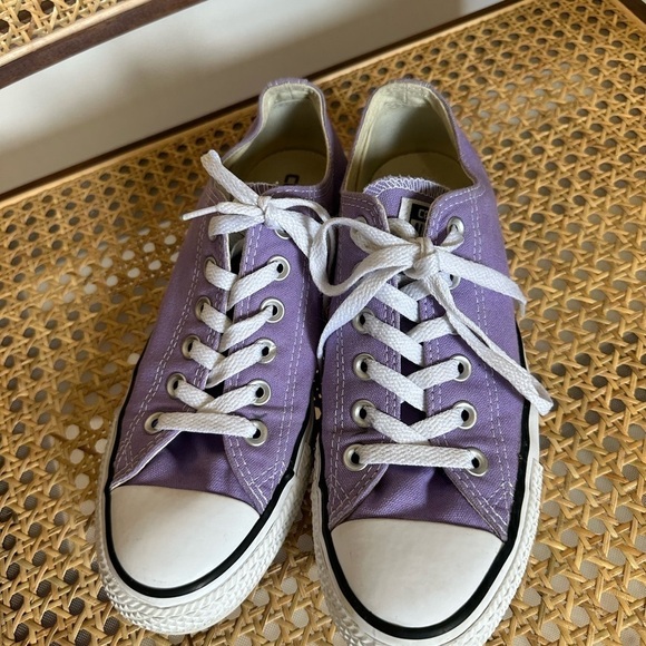 Converse Chuck Taylor All Star
Purple Low Top Junior size men 6, women 8 - Picture 2 of 5